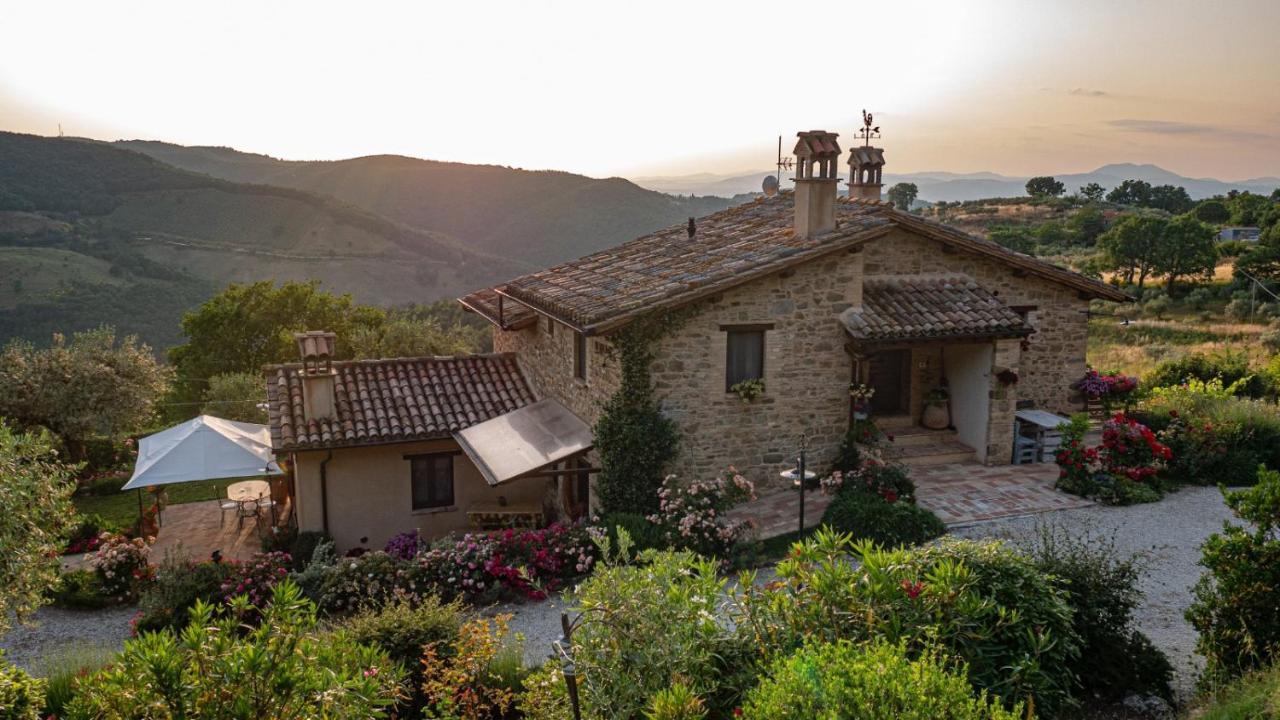 Il Casale Di Fiore Cannara Bagian luar foto